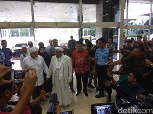 Ditemani Fahri Hamzah, Habib Rizieq Datang ke Gedung DPR