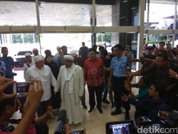 Ditemani Fahri Hamzah, Habib Rizieq Datang ke Gedung DPR