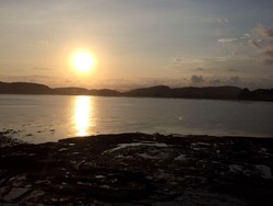 Menikmati Sunset Syahdu di Pantai Tanjung Aan, Lombok