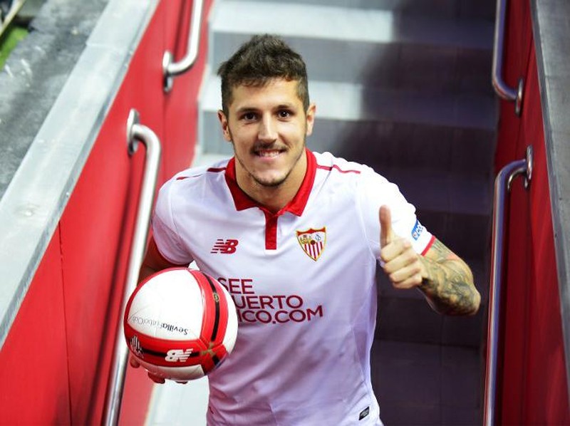 Sevilla's new signing Montenegrin Stevan Jovetic poses during his official presentation at the  Sanchez Pizjuan stadium on January 10, 2017. / AFP PHOTO / CRISTINA QUICLER