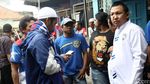 Kerabat dan Aremania Melayat Almarhum AK