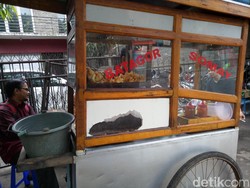 Spanduk Batagor Penuh Kata Gombalan Maut Sukses Bikin Pembeli Baper