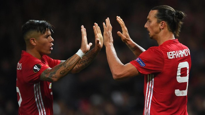 MANCHESTER, ENGLAND - SEPTEMBER 29:  Zlatan Ibrahimovic of Manchester United is congratulated by teammate Marcos Rojo after scoring the opening goal during the UEFA Europa League group A match between Manchester United FC and FC Zorya Luhansk at Old Trafford on September 29, 2016 in Manchester, England.  (Photo by Laurence Griffiths/Getty Images)