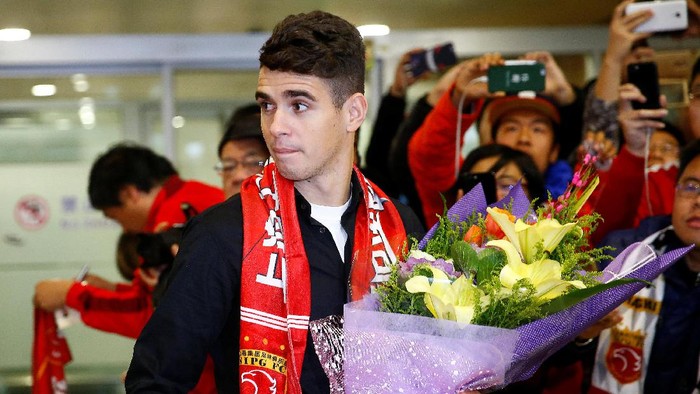 Brazilian international midfielder Oscar arrives at the Shanghai Pudong International Airport, after agreeing to join China super league football club Shanghai SIPG from Chelsea in Shanghai, China, January 2, 2017.  REUTERS/Aly Song