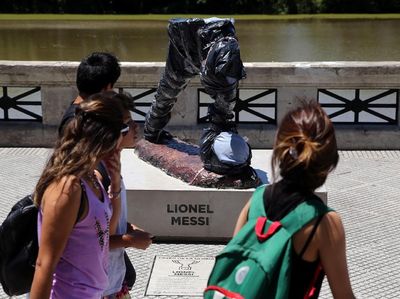 Ini Dia Patung Messi yang Dirusak