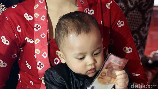 Lucunya Putra Ahmad Dhani Mainan Uang saat Tedak Siten