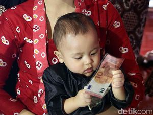 Lucunya Putra Ahmad Dhani Mainan Uang saat Tedak Siten