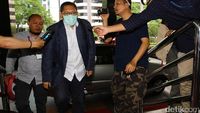 Anas Urbaningrum Bermasker di KPK