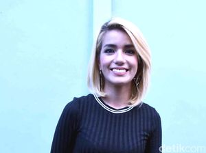 Diduga Ciuman Bibir dengan Perempuan, Sheila Marcia Geleng-geleng Kepala