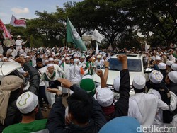 Jeda Zuhur, Massa FPI Salat Berjemaah di Jalan Depan Mapolda Jabar