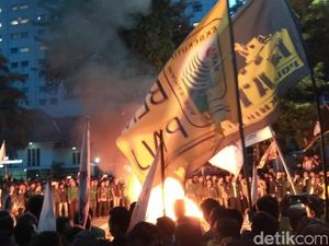 Massa Mahasiswa yang Demo di Depan Istana Bakar Keranda Mayat