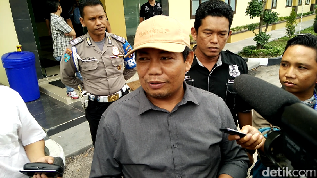  Bupati Katingan Ahmad Yantenglie usai investigasi di Polda Kalteng