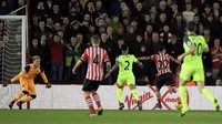 Nathan Redmond menaklukan kiper Liverpool Loris Karius. Reuters / Toby Melville.