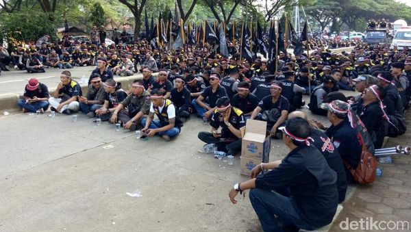 Penampakan Massa Pro dan Kontra Rizieq di Polda Jabar