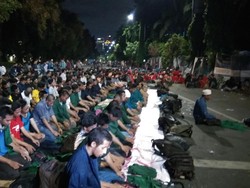 Mahasiswa yang Berdemo di Depan Istana Salat Magrib Berjamaah