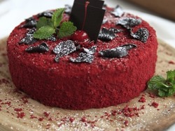 Almond Tree Perkenalkan Cake Andalan di Train Fashion Show