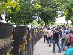 Demo Sempat Ricuh, Mahasiswa Dorong Polwan hingga Terjatuh