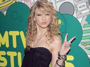 Awas! Foto Bergaya Peace Rentan Pencurian Identitas