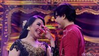 Lovely Moment! Kado Indah Armand Maulana untuk Dewi Gita