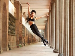 Kekasih Robert Pattinson, FKA Twigs Kolaborasi dengan Nike