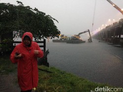 Risma Pimpin Evakuasi Trailer Tercebur di Bozem Moro Krembangan