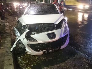 Kecelakaan 2 Mobil di Pasar Minggu, Peugeot Putih Rusak Parah