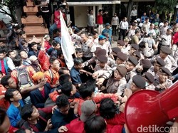 Polisi Apresiasi Demo Penolakan Kenaikan BBM di Surabaya