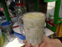 Segarnya Es Dawet Legit Berkuah Santan dan Gula Merah