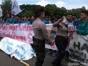 Aksi Simpatik Polwan, Bagikan Air ke Mahasiswa yang Berdemo