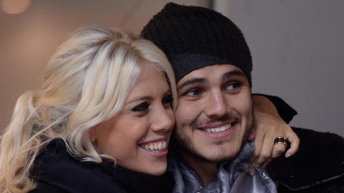 MILAN, ITALY - JANUARY 13:  Wanda Nara and Mauro Icardi attend the Serie A match between FC Internazionale Milano and AC Chievo Verona at San Siro Stadium on January 13, 2014 in Milan, Italy.  (Photo by Claudio Villa/Getty Images)