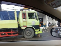 Truk Tabrak Minimarket di Cipondoh Tangerang, Lalin Macet 2 Km