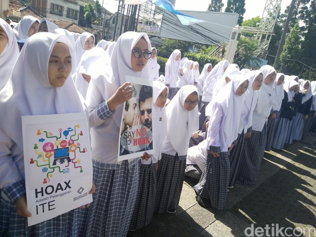 Ratusan Siswa Darul Hikam Bandung Serukan Say No To Hoax