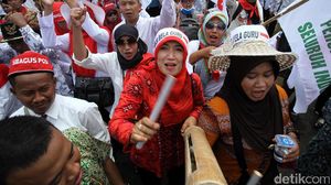 Ratusan Guru Geruduk DPR