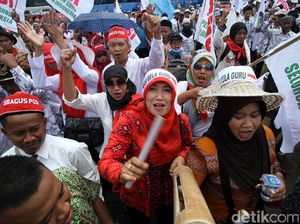 Ratusan Guru Geruduk DPR