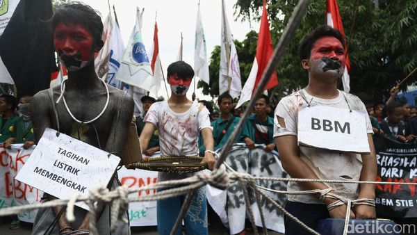 Mahasiswa Demo Tolak Kenaikan Harga di Depan Istana