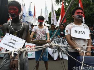 Mahasiswa Demo Tolak Kenaikan Harga di Depan Istana