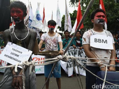 Mahasiswa Demo Tolak Kenaikan Harga di Depan Istana
