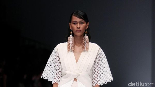 Foto: Koleksi Toton Januar di Jakarta Fashion Week 2017