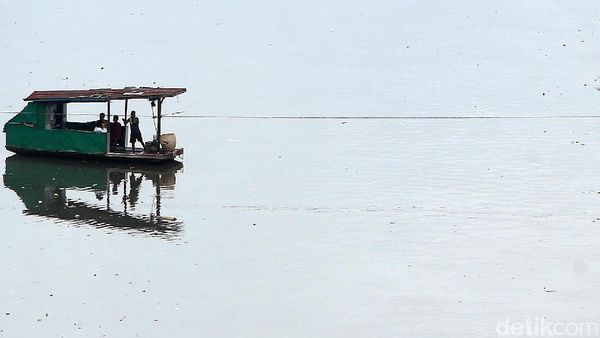 Getek Jadi Andalan Transportasi Anak Bukit Duri ke Sekolah