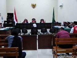 Istri Terdakwa Akui Suaminya Ikut Bunuh Pengikut Dimas Kanjeng