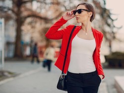 Gaya Outfit of The Day Saat Traveling, Bikin Liburan Makin Pede