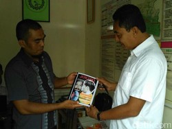 TKI Asal Kebumen Serahkan Buku Jokowi Undercover ke Polisi