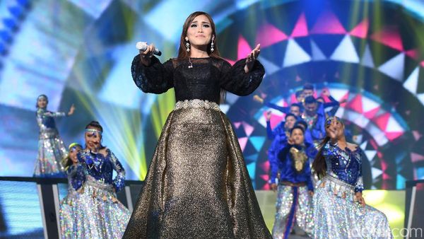 Ayu Ting Ting Tampil Mempesona dengan Gaun Hitam-Emas