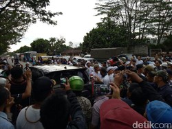 Massa FPI dan Polisi Bersitegang di Dekat Mapolda Jabar