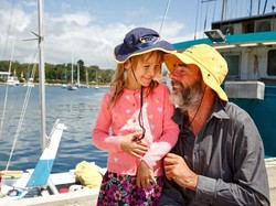 Sebulan Terombang-ambing di Laut, Pria Ini dan Putrinya Selamat