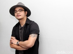 Akting Aneh dan Lucu di Film Baru, Derby Romero Tertawa Terus