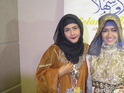 Cerita Jupe Pulang Umrah Bareng Ria Irawan