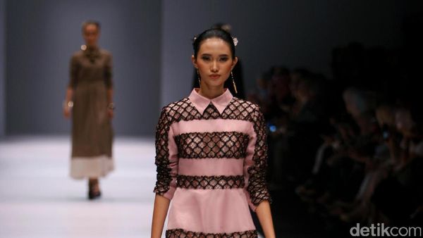 Foto: Koleksi Khanaan Shamlan di Jakarta Fashion Week 2017