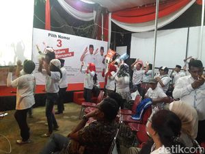 Pendukung Anies-Sandi Joget Bareng di Posko Saat Jeda Debat