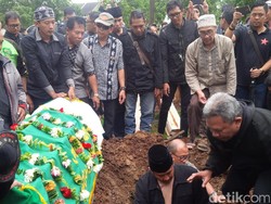 Begini Suasana Pemakaman Oon Project Pop di TPU Legok Ciseureuh